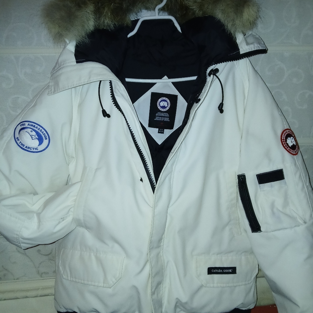 Canada goose 🪿 bomber jacket. New never been worn. X large.